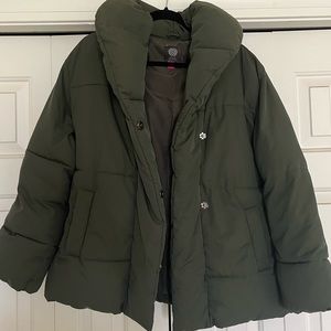 Green puffer by Vince Camuto. 💚💚💚Sz small. Notice any imperfections